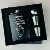 Gadżety dla niej i dla niego - Piersiówka Niezbędny prowiant na kolejne szczęśliwe lata związku - miniaturka - grafika 1