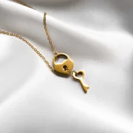 Naszyjniki - Naszyjnik złoty serce z kluczykiem na walentynki ze stali chirurgicznej - miniaturka - grafika 1