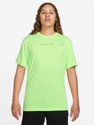 Koszulki sportowe męskie - Nike Koszulka sportowa w kolorze zielonym - miniaturka - grafika 1