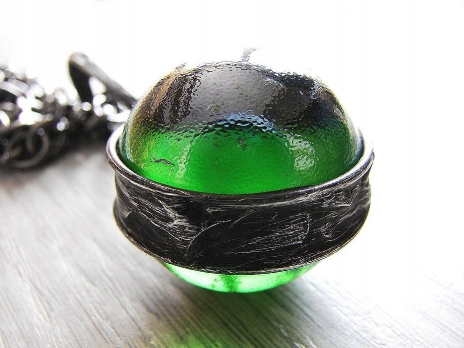 Zielona szklana kula - witrażowy wisior na łańcuszku