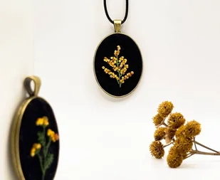 Seria Botanica Medalion z haftowaną Nawłocią - Naszyjniki - miniaturka - grafika 1