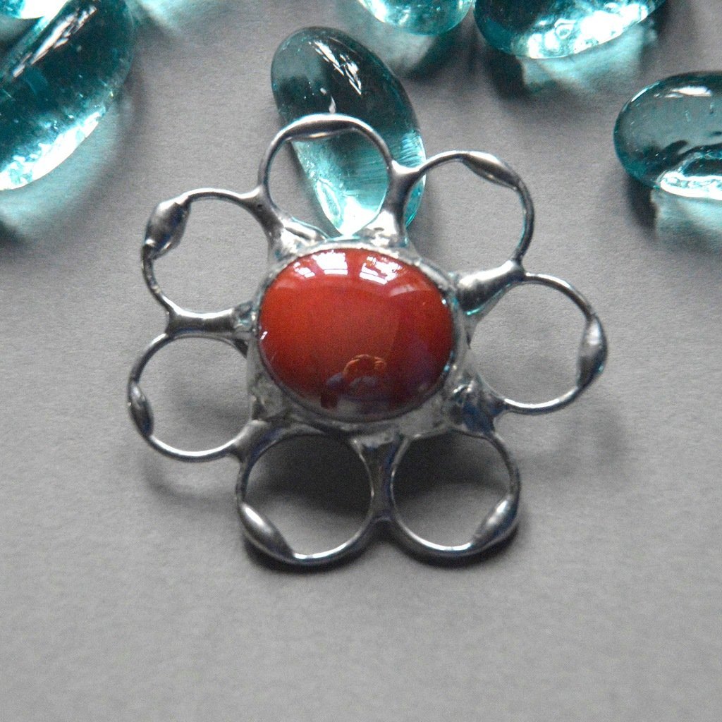 Ciemno pomarańczowy kwiatek - okrągła witrażowa broszka