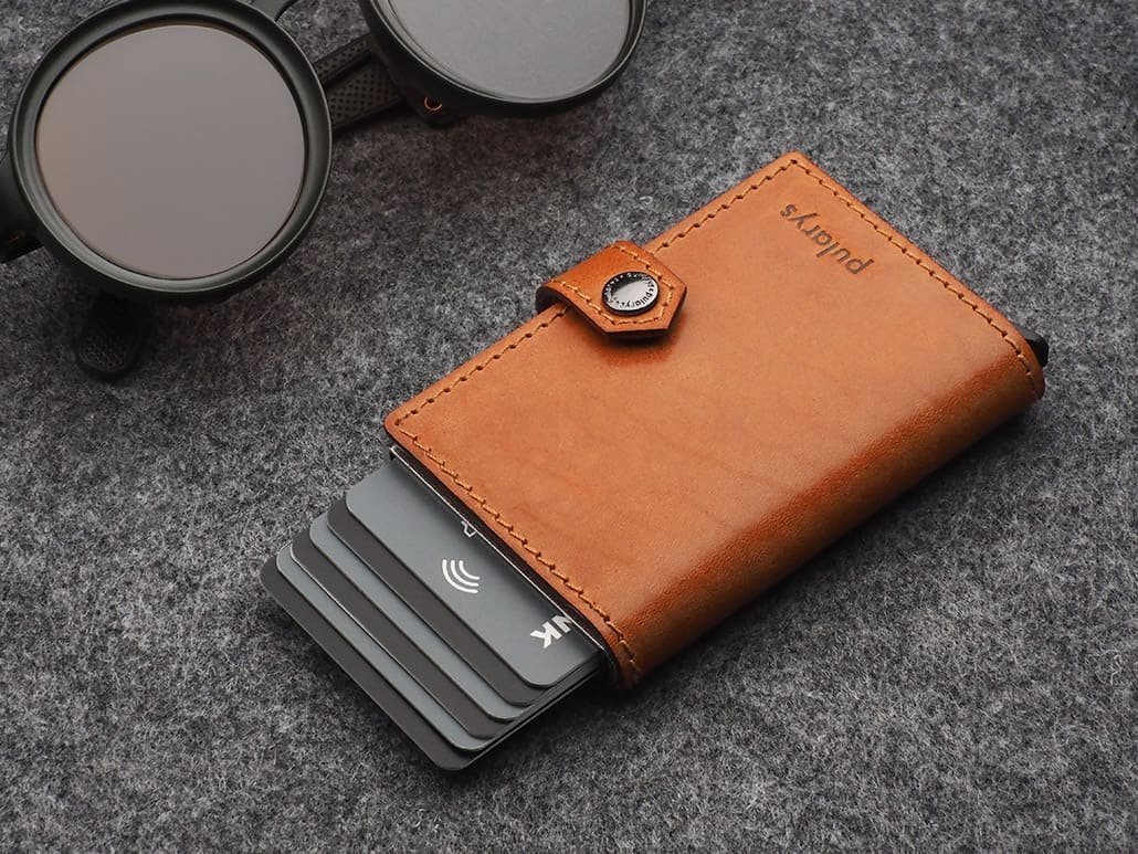 Portfel EASY WALLET for AirTag wykonany z garbowanej skóry Nomad koniak