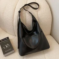 Torebki damskie - Skórzana torba na ramię z kieszeniami - Czarny - miniaturka - grafika 1