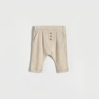 Spodnie i spodenki dla chłopców - Reserved - Tkaninowe spodnie z lnem - Beżowy - grafika 1