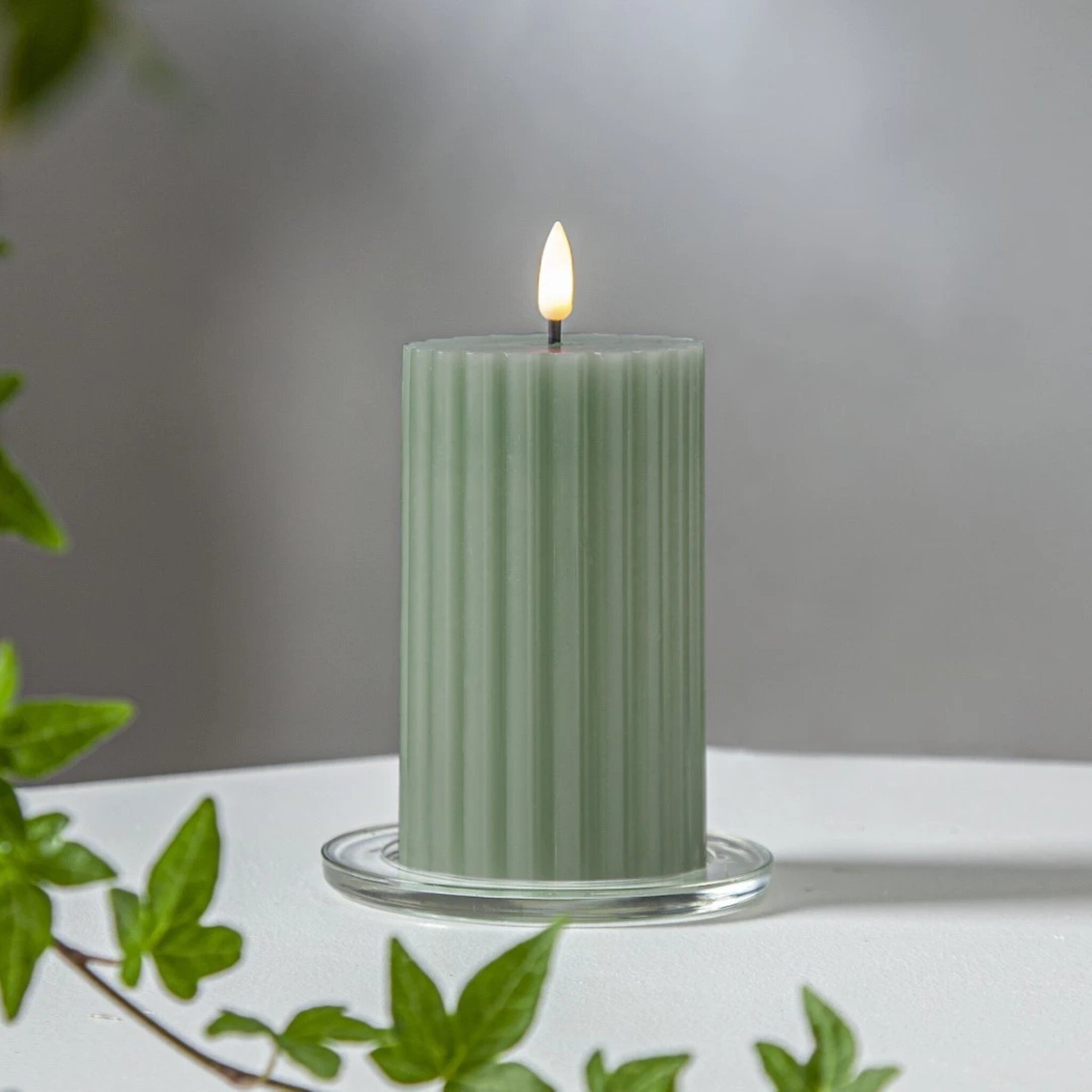 Szwedzka Świeca LED Woskowa Filarowa FLAMME STRIPE, Zielona, 15 cm, Prążkowana Powierzchnia, Realistyczny Płomień, Timer, Do Wnętrz
