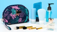 Kosmetyczki, organizery i kuferki - Kompaktowa kosmetyczka damska z botanicznym printem - Peterson - miniaturka - grafika 1