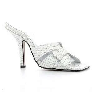 Białe klapki na niskim obcasie CARINII - Carinii - Klapki i japonki damskie - miniaturka - grafika 1