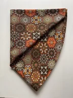 Obrusy i serwetki - Okrągły bawełniany obrus plamoodporny brązowego koloru z wzorem Orientalny - miniaturka - grafika 1