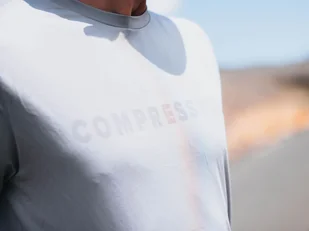 COMPRESSPORT koszulka techniczna LOGO SS TSHIRT alloy green - Koszulki sportowe męskie - miniaturka - grafika 4