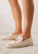 Mokasyny damskie - Beżowe Mokasyny z Imitacji Zamszu z Ozdobnym Przeszyciem i Zawieszką Veleyra - miniaturka - grafika 1