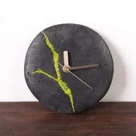 Zegary - Mały okrągły betonowy zegar ścienny z chrobotkiem reniferowym - ciemny - miniaturka - grafika 1
