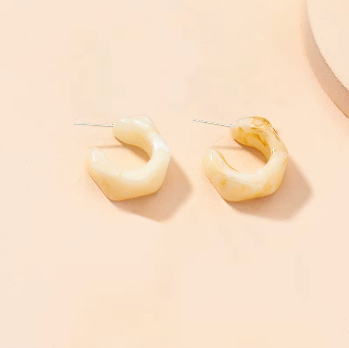 Białe Kolczyki Nowoczesne Eleganckie z Akrylu Sztyft Stal Chirurgiczna