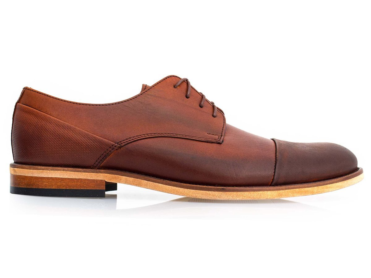 Brązowe przecierane obuwie męskie z perforowanym zapiętkiem T172 43