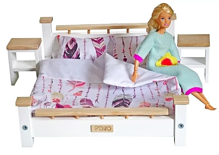 Komplet Sypialnia ASH drewniana podwójna dla Barbie i Kena : Łóżko + 2 szafki nocne + pościel , mebelki drewniane do domku dla lalek Model PIÓRKA