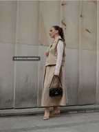 Kamizelki damskie - Mohito - Bawełniana kamizelka z paskiem - beżowy - miniaturka - grafika 1