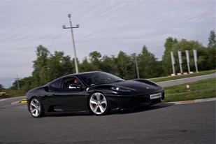 Jazda Ferrari F430 na miejscu pasażera po torze w Krakowie - Czasopisma - miniaturka - grafika 1