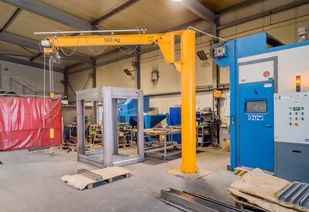TRAZBOR Żuraw słupowy z wciągnikiem elektrycznym łańcuchowym + Generator ozonu za 1 złotych! (udźwig: 500 kg, wysokość podnoszenia: 2,5m) 95879710 - Wyposażenie gospodarstwa rolnego - miniaturka - grafika 3