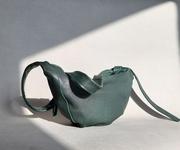 Torebki damskie - Rogalik średniej wielkości skórzana torebka wiązana na supeł - zielona - miniaturka - grafika 1