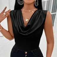 Koszulki i topy damskie - Satynowy top damski z dekoltem - Czarny - miniaturka - grafika 1