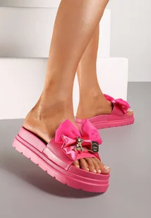 Fuksjowe Klapki z Ekoskóry na Grubej Podeszwie Ozdobione Kokardką i Złotą Ozdobą Timaxel - Klapki i japonki damskie - miniaturka - grafika 1
