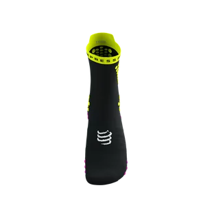COMPRESSPORT Skarpetki do biegania trailowe ProRacing Socks V4 Trail black/safe yellow/neo pink - Skarpetki sportowe męskie - miniaturka - grafika 3