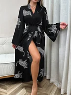 Szlafroki damskie - Długi satynowy szlafrok damski z motywem zwierzęcym - Czarny - miniaturka - grafika 1