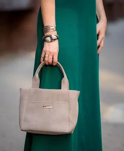 Kuferek listonoszka z nubuku tapicerskiego w kolorze ciemny beż - Torebki damskie - miniaturka - grafika 1