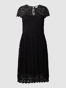Sukienki - Sukienka koronkowa o długości do kolan z okrągłym dekoltem model ‘KALILA’ - miniaturka - grafika 1