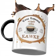 Kubki - Kubek Czarny Komornika Teraz Strzeli Sobie Kawkę z Nadrukiem ze Zdjęciem + Opakowanie na prezent (wzór 04) - miniaturka - grafika 1