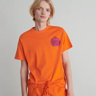 Koszulki męskie - Reserved T-shirt z minimalistycznym nadrukiem - Pomarańczowy - grafika 1