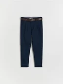 Spodnie i spodenki dla chłopców - Reserved - Strukturalne spodnie chino z paskiem - granatowy - miniaturka - grafika 1