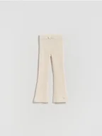 Bluzy dla dziewczynek - Reserved - Dzianinowe spodnie flare - kremowy - miniaturka - grafika 1