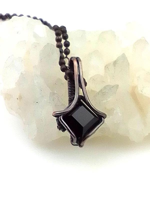 Czarny onyks - wisiorek miedziany 1.9x1.1 cm na łańcuszku, waga 4 gramy, znak Koziorożca i Skorpiona