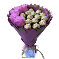 Zestawy upominkowe - Słodki bukiet różowy i złoty z Ferrero Rocher i 5 mydlanych róż (średnica 20 cm) - miniaturka - grafika 1