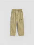 Spodnie i spodenki dla chłopców - Reserved - Wysokoelastyczne spodnie regular - beżowy - miniaturka - grafika 1