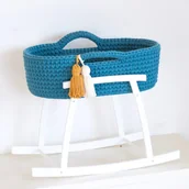 Domki dla lalek - Kołyska dla lalki- Kosz Mojżesza (TURKUSOWY z materacem, zestawem pościeli, frędzlami +  bujak drewniany BIAŁY - miniaturka - grafika 1