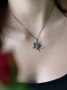 Szarotka górska - wisiorek średni z kwiatuszkiem - Wisiorki - miniaturka - grafika 1