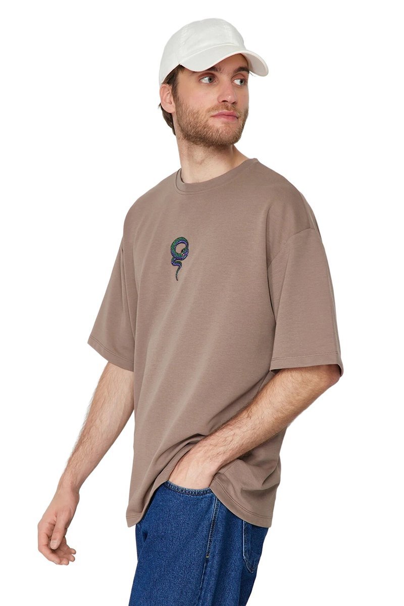 TRENDYOL MAN MĘSKI T-SHIRT Z OKRĄGŁYM DEKOLTEM I NASZYWKĄ WZÓR WĄŻ M 5DA