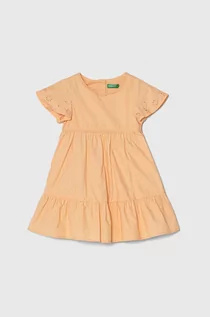 Sukienki i spódniczki dla dziewczynek - United Colors of Benetton sukienka bawełniana dziecięca kolor pomarańczowy midi rozkloszowana - grafika 1