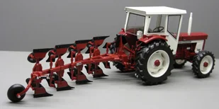 Metalowy model pługu IHC 155 4-skibowy 1:32 - Samochody i pojazdy dla dzieci - miniaturka - grafika 1
