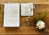 Różańce - Zestaw komunijny - biały różaniec serduszka w etui i modlitewnik - miniaturka - grafika 1