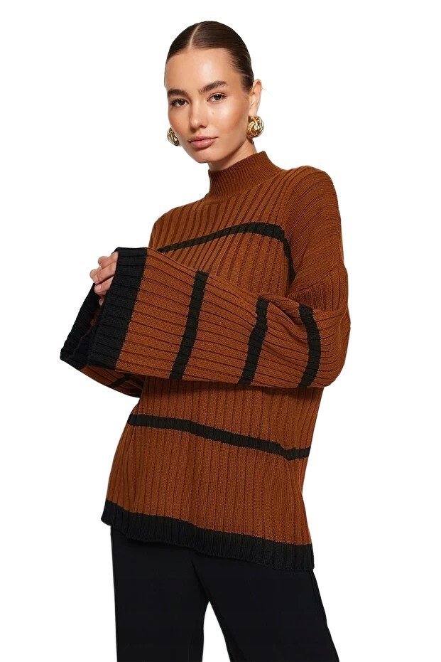 TRENDYOL SWETER DAMSKI Z GOLFEM W PASKI KARMELOWO CZARNY S 5EA*