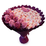 Zestawy upominkowe - Słodki jadalny bukiet śliwka z cukierkami Raffaello i 11 mydlanych róż (średnica 30 cm) - miniaturka - grafika 1