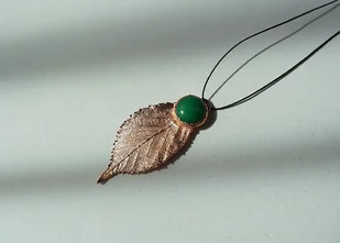 Miedziany wisiorek Liść Jeżyny z jadeitem - Wisiorki - miniaturka - grafika 1