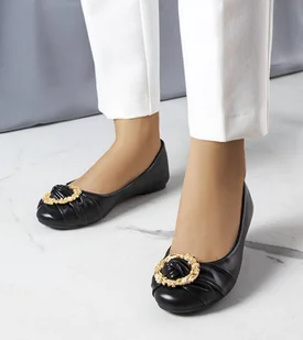 Czarne balerinki ze złotą ozdobą Antoinette-39 - Mokasyny damskie - miniaturka - grafika 1