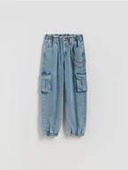 Spodnie i spodenki dla dziewczynek - Reserved - Jeansy cargo z łańcuchem - niebieski - miniaturka - grafika 1