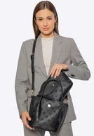 Torebki damskie - Damski kuferek z ekoskóry z tłoczoną sygnaturą czarny - miniaturka - grafika 1