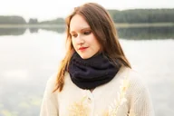 Apaszki i szaliki damskie - Cienki granatowy szalik typu komin z wełny alpaki - miniaturka - grafika 1