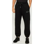 Dresy męskie - Guess Jeans Spodnie dresowe | Relaxed fit - miniaturka - grafika 1